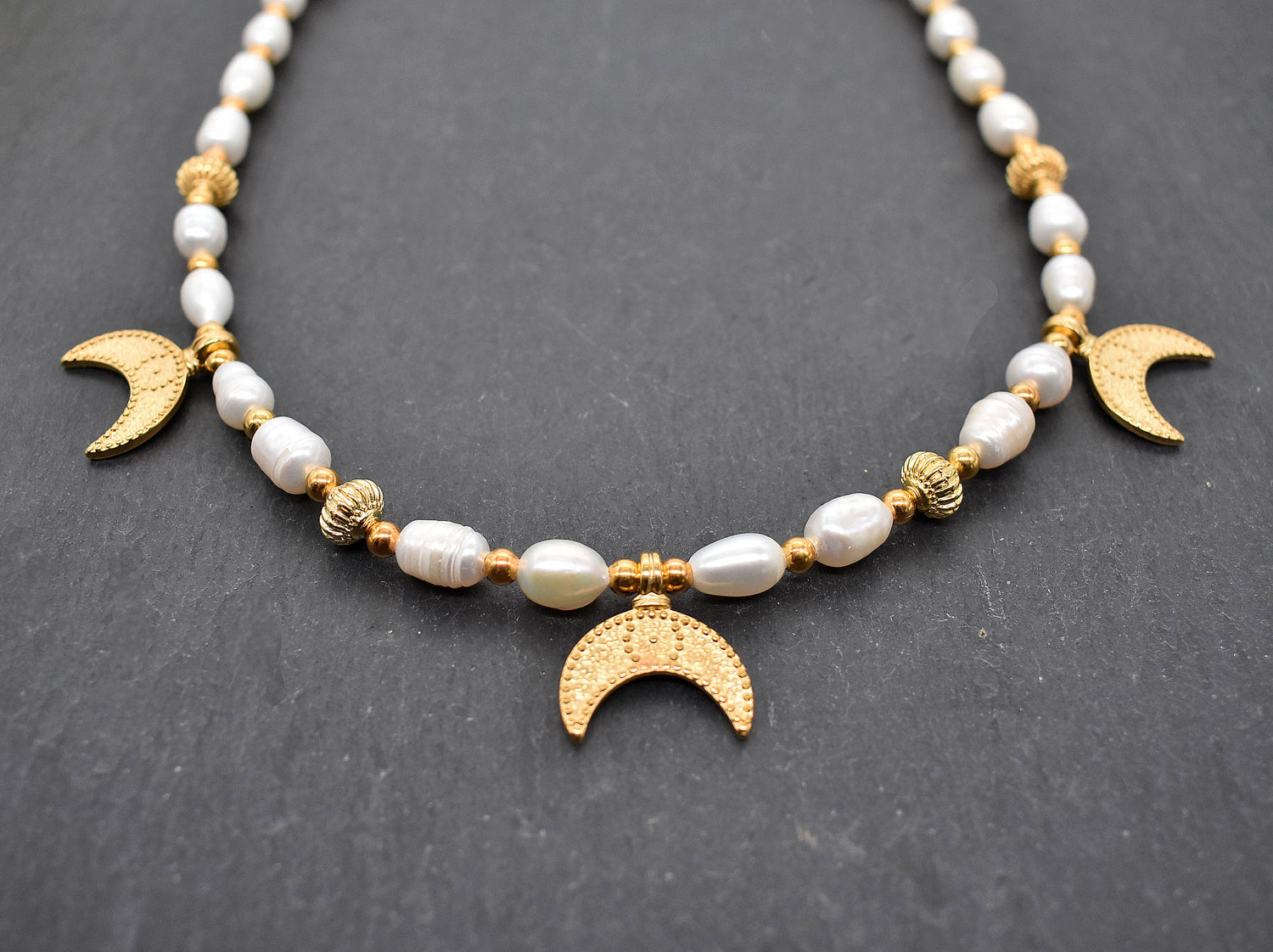 Perlenkette Luna mit goldenen Mondsicheln