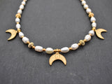Perlenkette Luna mit goldenen Mondsicheln