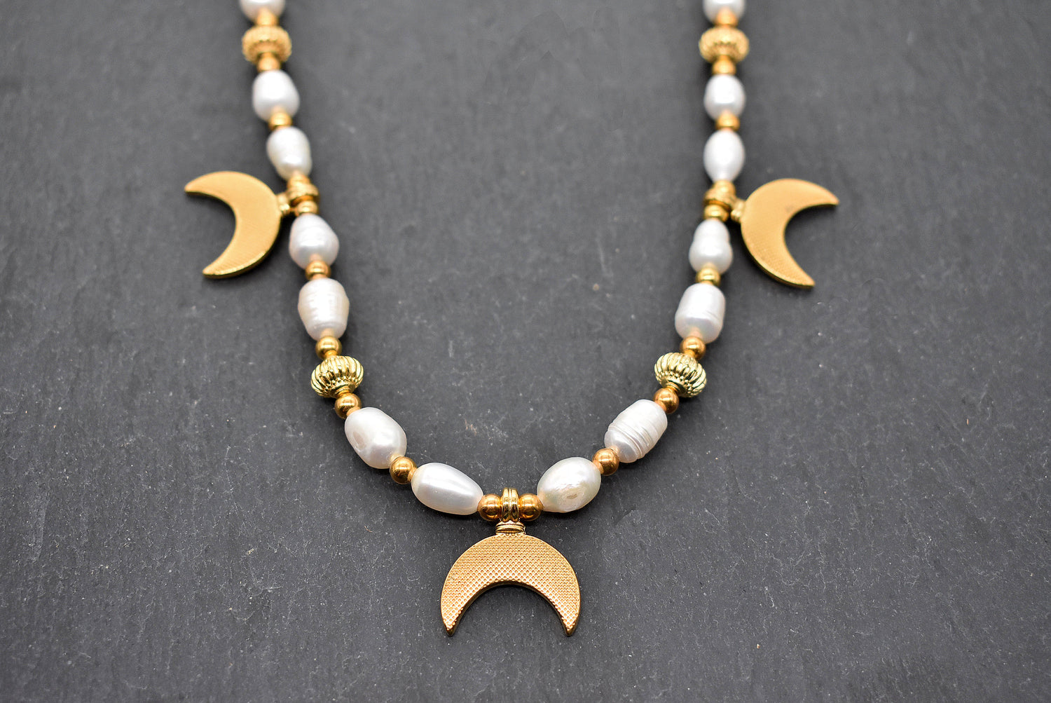 Perlenkette Luna mit goldenen Mondsicheln