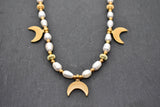 Perlenkette Luna mit goldenen Mondsicheln
