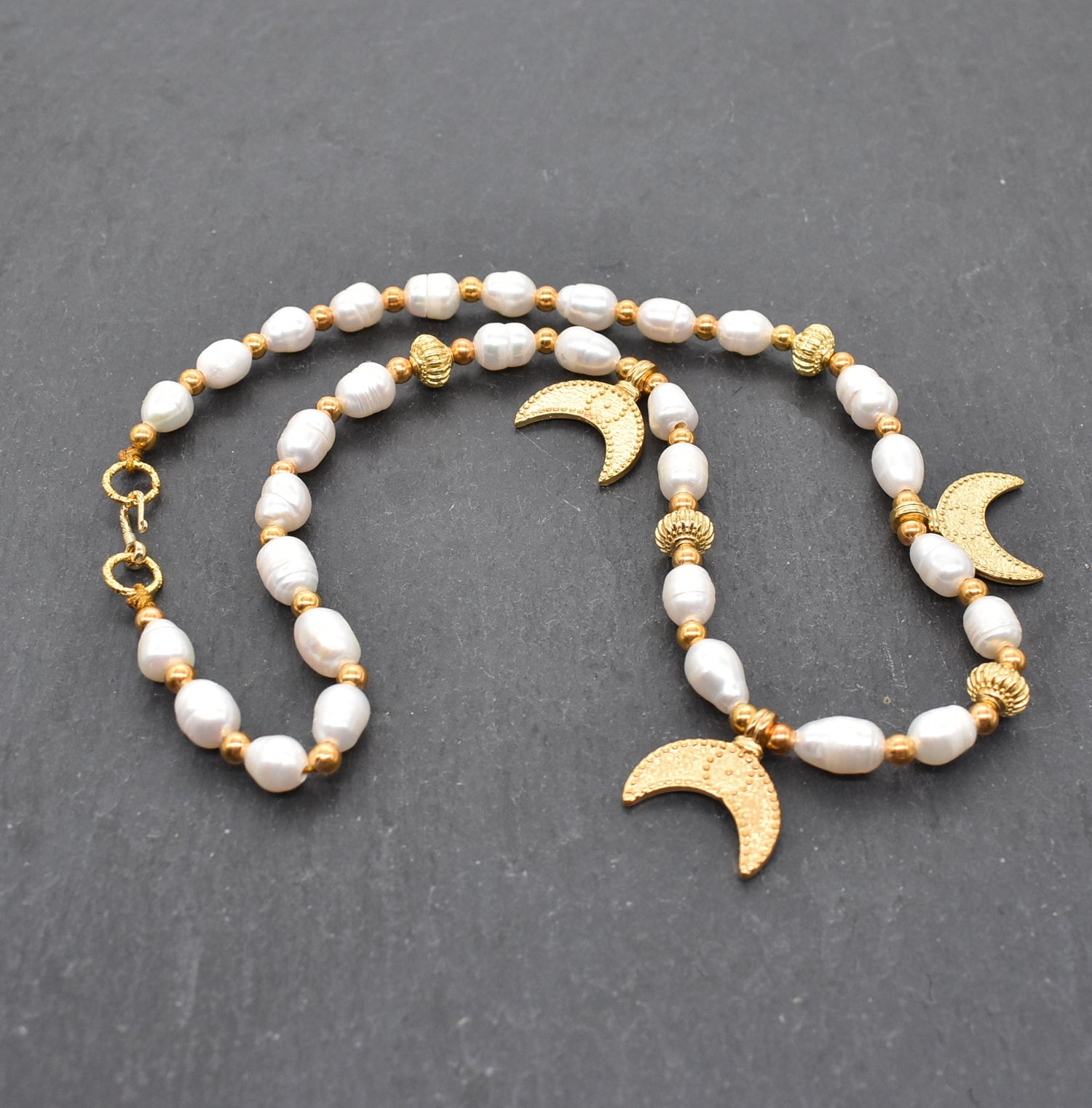 Perlenkette Luna mit goldenen Mondsicheln
