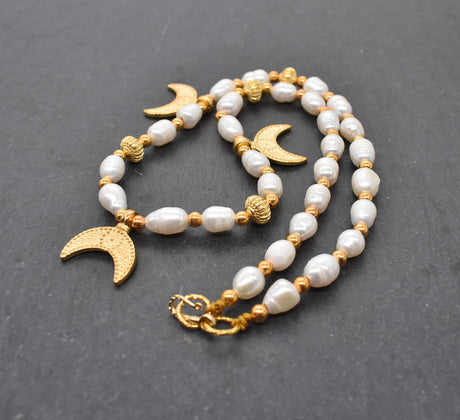 Perlenkette Luna mit goldenen Mondsicheln