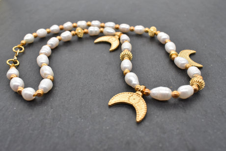 Perlenkette Luna mit goldenen Mondsicheln