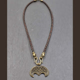 Lunula-Lederkette mit Rabenköpfen

Zwei kunstvoll verzierte Rabenköpfe halten einen Omega-Haken, an dem ein halbmondförmiger Lunula-Anhänger befestigt ist. Die geflochtene Lederkette verbindet damit zwei unterschiedliche historische Schmuckvorbilder aus der Wikingerzeit.
