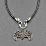 Lunula-Lederkette mit Rabenköpfen

Zwei kunstvoll verzierte Rabenköpfe halten einen Omega-Haken, an dem ein halbmondförmiger Lunula-Anhänger befestigt ist. Die geflochtene Lederkette verbindet damit zwei unterschiedliche historische Schmuckvorbilder aus der Wikingerzeit.