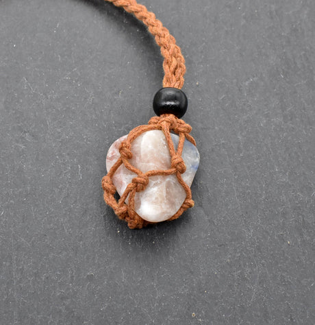 Makramee Kette mit Fluorid – Handgefertigter Naturschmuck voller Eleganz & Natürlichkeit