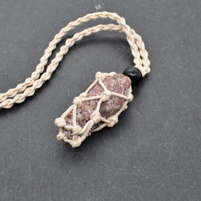 Makramee Kette mit Rhyolith – Handgefertigter Naturschmuck voller Eleganz & Natürlichkeit
