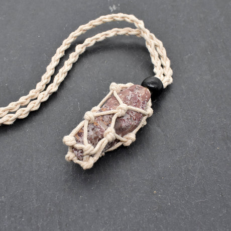 Makramee Kette mit Rhyolith – Handgefertigter Naturschmuck voller Eleganz & Natürlichkeit