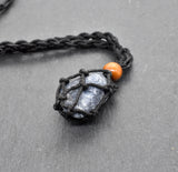 Makramee Kette mit Sodalith – Handgefertigter Naturschmuck voller Eleganz & Natürlichkeit