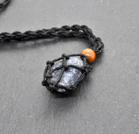 Makramee Kette mit Sodalith – Handgefertigter Naturschmuck voller Eleganz & Natürlichkeit