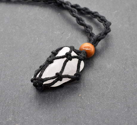 Makramee Kette mit Bergkristall – Handgefertigter Naturschmuck voller Eleganz & Natürlichkeit