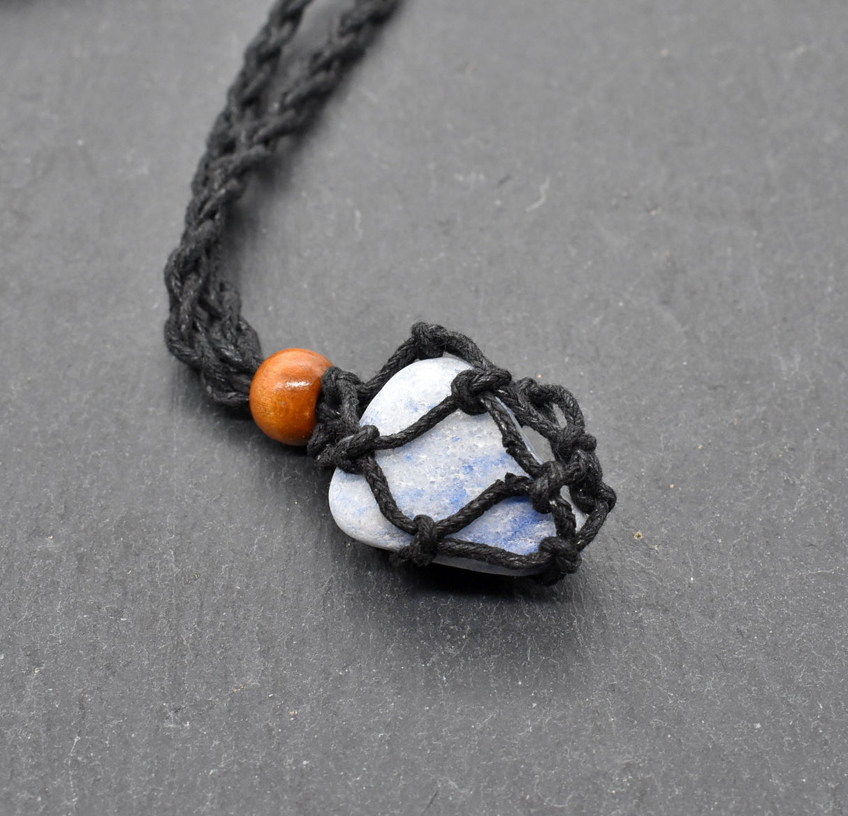 Makramee Kette mit Sodalith – Handgefertigter Naturschmuck voller Eleganz & Natürlichkeit