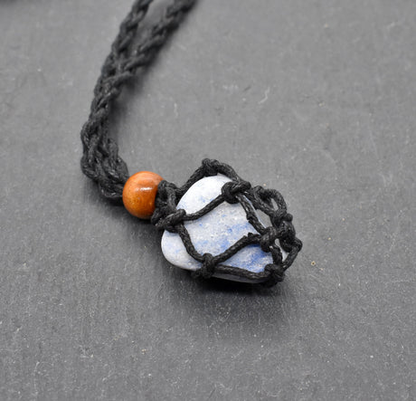 Makramee Kette mit Sodalith – Handgefertigter Naturschmuck voller Eleganz & Natürlichkeit