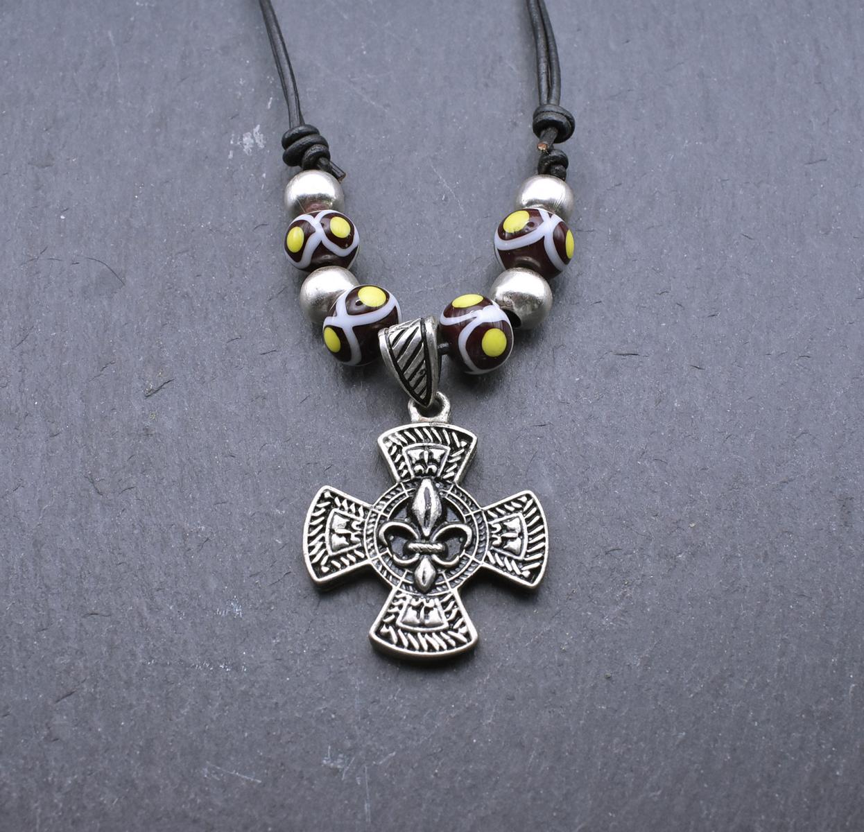 Merowinger Kette mit Glasperlen in weinrot und silber mit Fleur des Lys