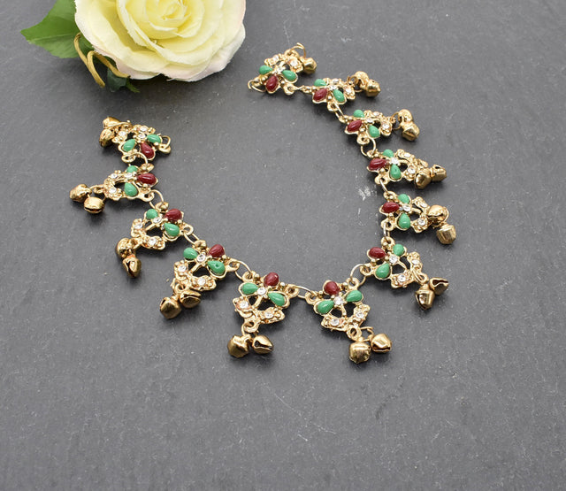 Prunkvolle Fibelkette mit Glöckchen in gold mit grünen und roten Steinen – Für die Königin des Thingplatzes
