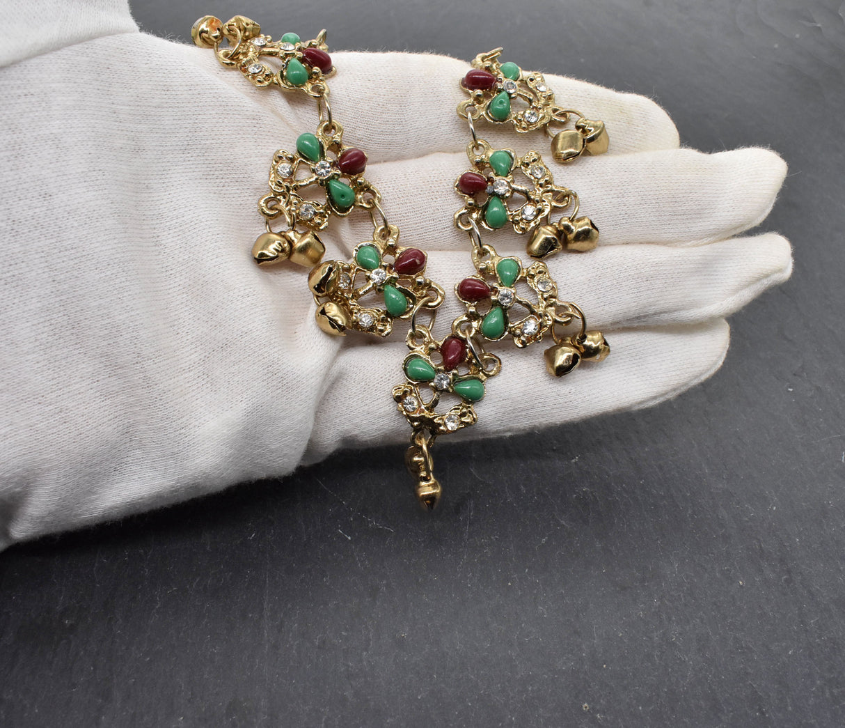 Prunkvolle Fibelkette mit Glöckchen in gold mit grünen und roten Steinen – Für die Königin des Thingplatzes
