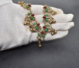 Prunkvolle Fibelkette mit Glöckchen in gold mit grünen und roten Steinen – Für die Königin des Thingplatzes