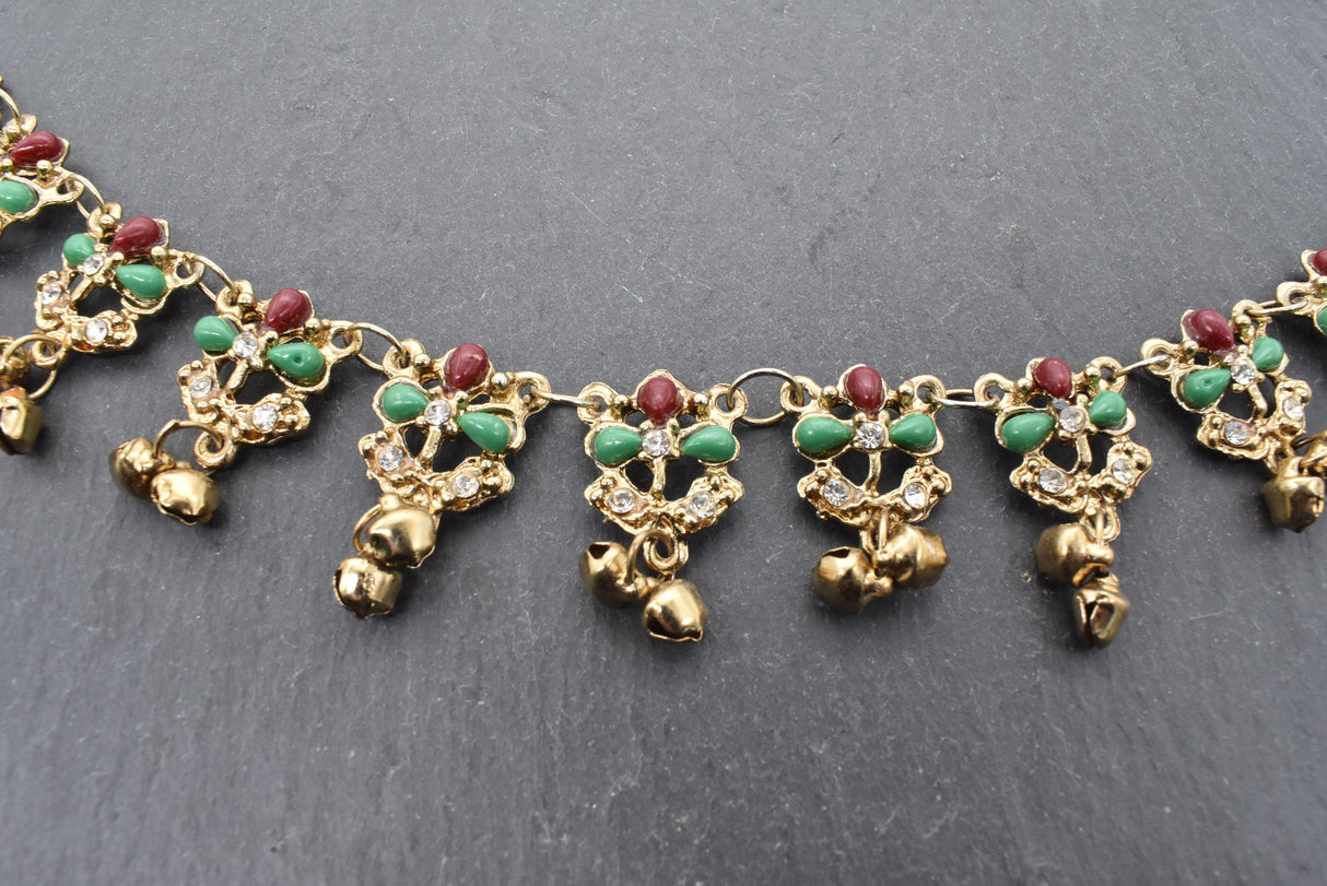 Prunkvolle Fibelkette mit Glöckchen in gold mit grünen und roten Steinen – Für die Königin des Thingplatzes
