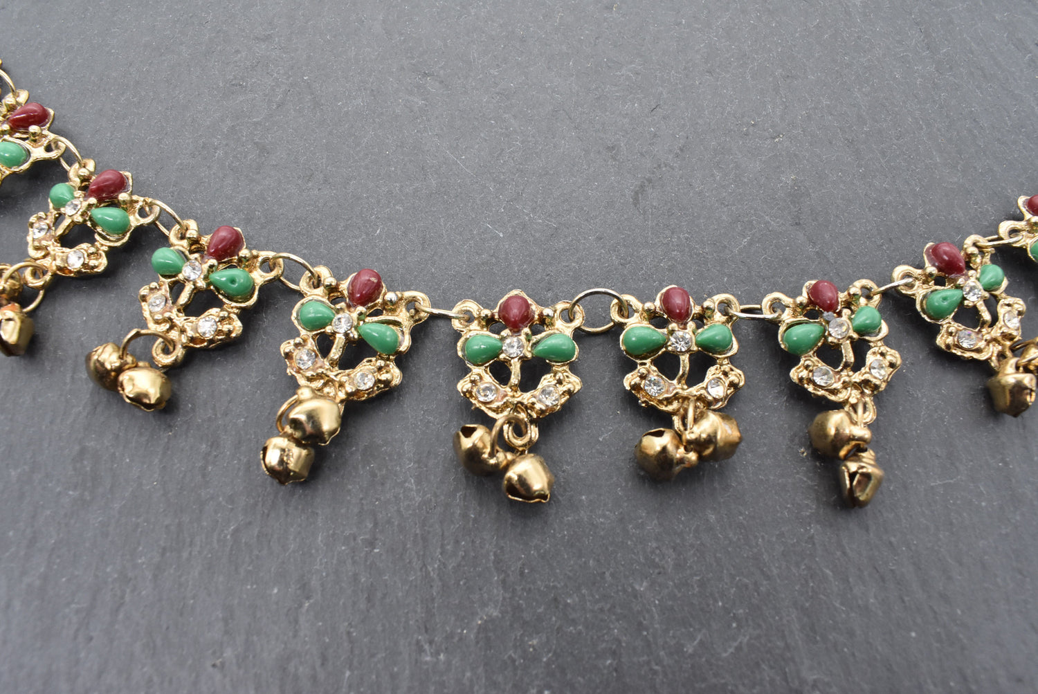 Prunkvolle Fibelkette mit Glöckchen in gold mit grünen und roten Steinen – Für die Königin des Thingplatzes