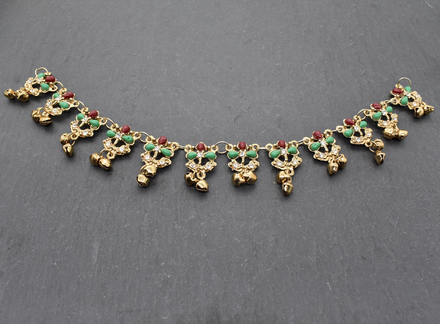 Prunkvolle Fibelkette mit Glöckchen in gold mit grünen und roten Steinen – Für die Königin des Thingplatzes