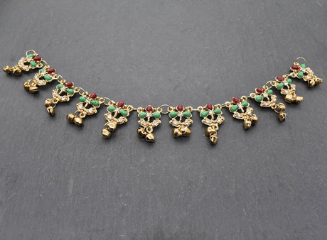Prunkvolle Fibelkette mit Glöckchen in gold mit grünen und roten Steinen – Für die Königin des Thingplatzes