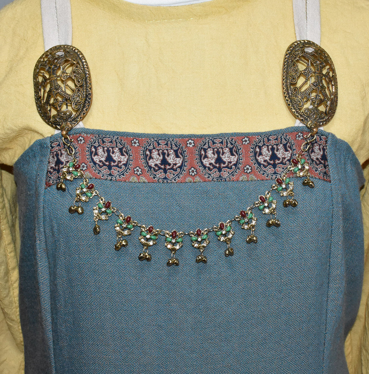 Tragebild am ikingerkleid der Prunkvolle Fibelkette mit Glöckchen in gold mit grünen und roten Steinen – Für die Königin des Thingplatzes