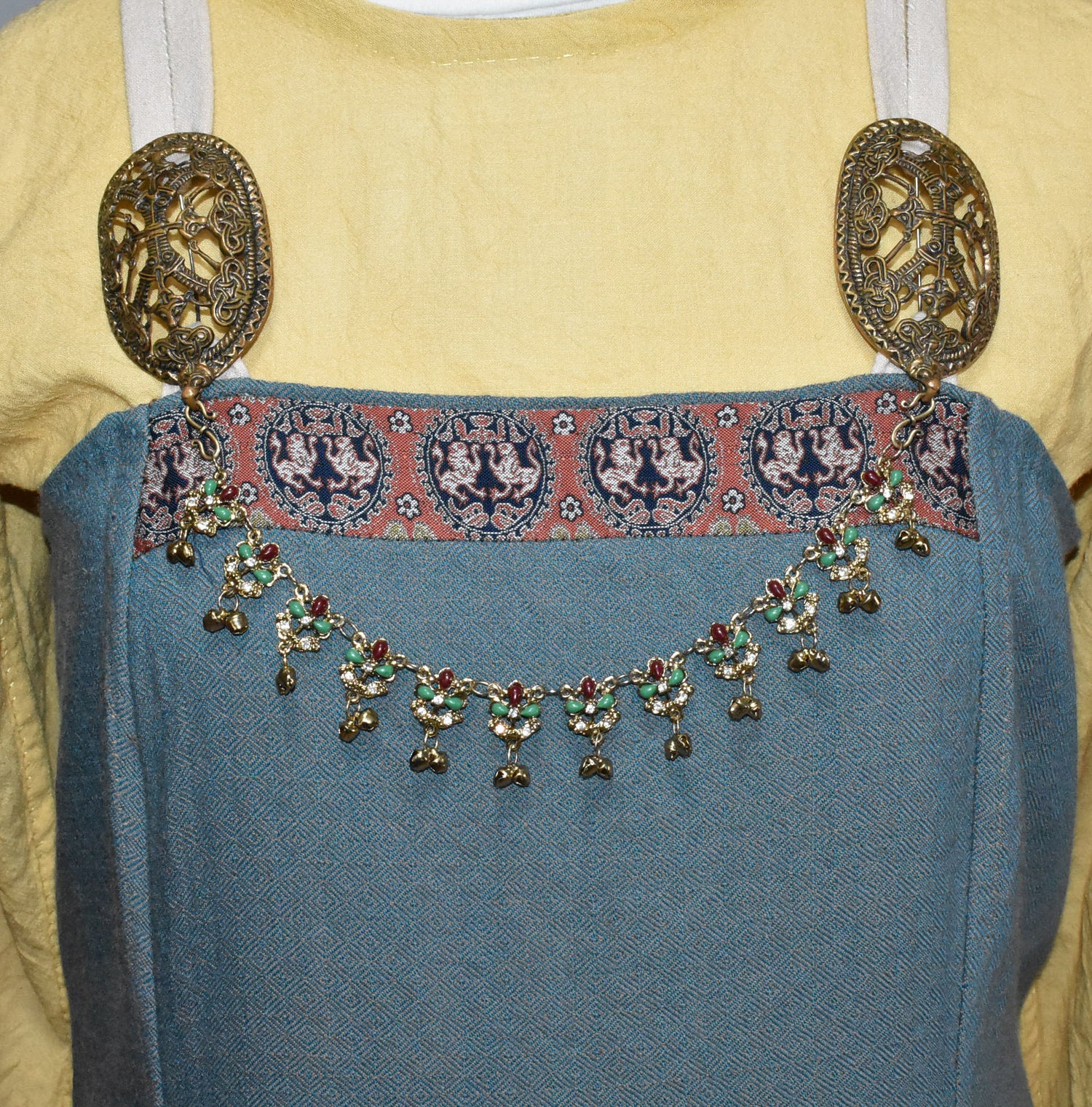 Tragebild am ikingerkleid der Prunkvolle Fibelkette mit Glöckchen in gold mit grünen und roten Steinen – Für die Königin des Thingplatzes