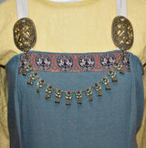 Tragebild am ikingerkleid der Prunkvolle Fibelkette mit Glöckchen in gold mit grünen und roten Steinen – Für die Königin des Thingplatzes