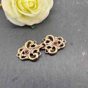 Mittelalterliche Gewandschließe mit rotem Jaspis aus Schmuckbronze zum Annähen