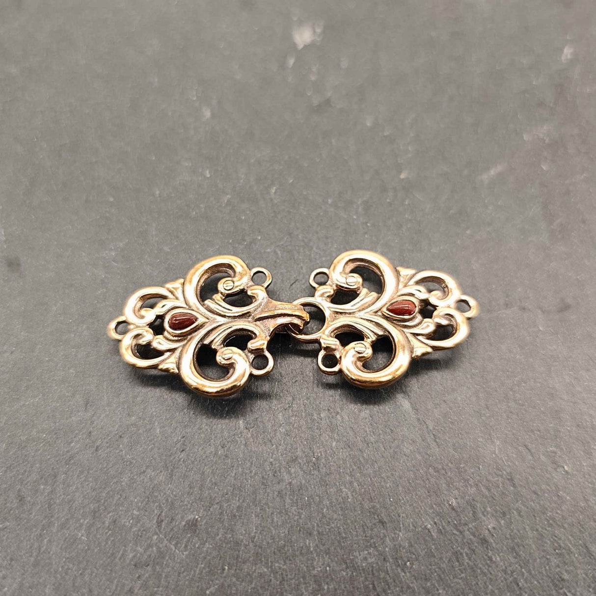 Mittelalterliche Gewandschließe mit rotem Jaspis aus Schmuckbronze zum Annähen