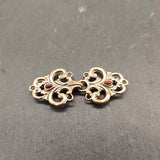 Mittelalterliche Gewandschließe mit rotem Jaspis aus Schmuckbronze zum Annähen