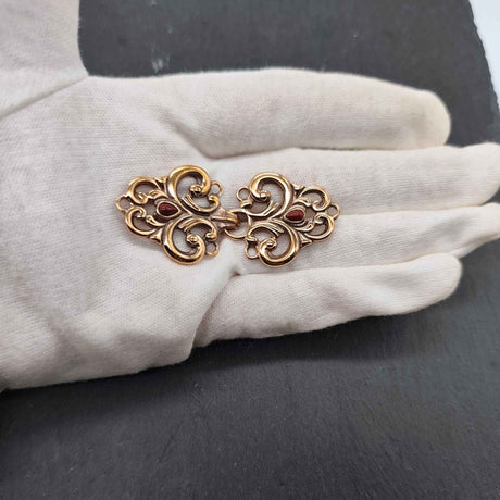 Mittelalterliche Gewandschließe mit rotem Jaspis aus Schmuckbronze zum Annähen - auf der Hand