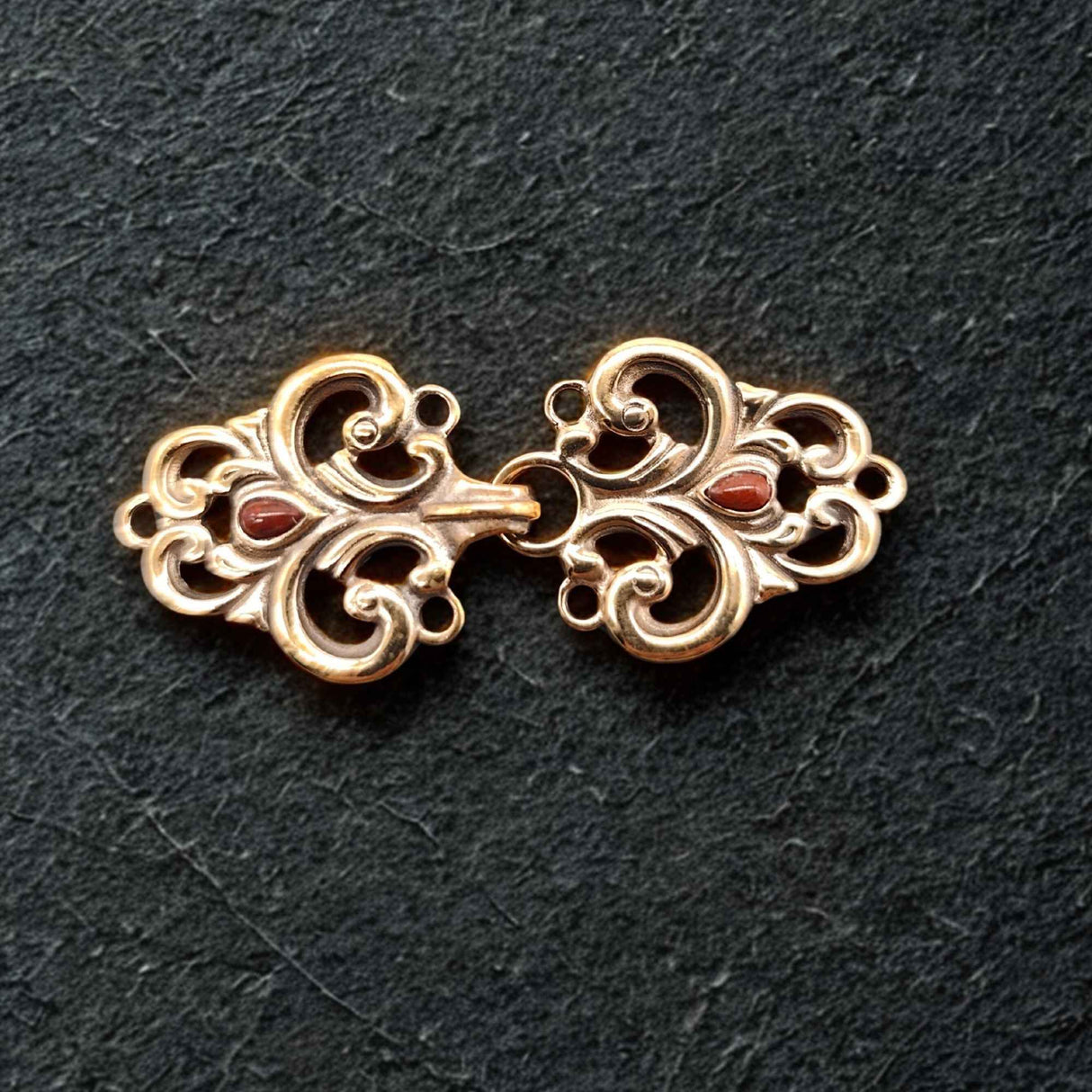 Mittelalterliche Gewandschließe mit rotem Jaspis aus Schmuckbronze zum Annähen