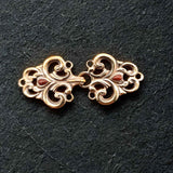 Mittelalterliche Gewandschließe mit rotem Jaspis aus Schmuckbronze zum Annähen