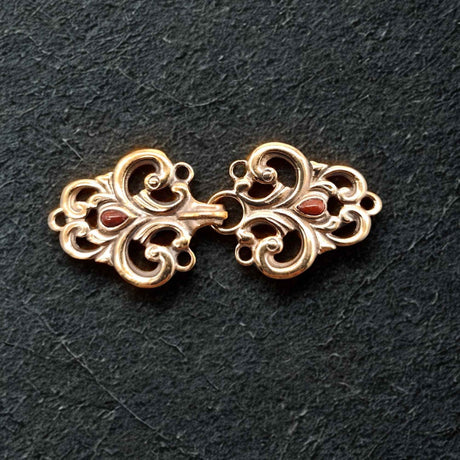Mittelalterliche Gewandschließe mit rotem Jaspis aus Schmuckbronze zum Annähen