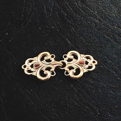 Mittelalterliche Gewandschließe mit rotem Jaspis aus Schmuckbronze zum Annähen