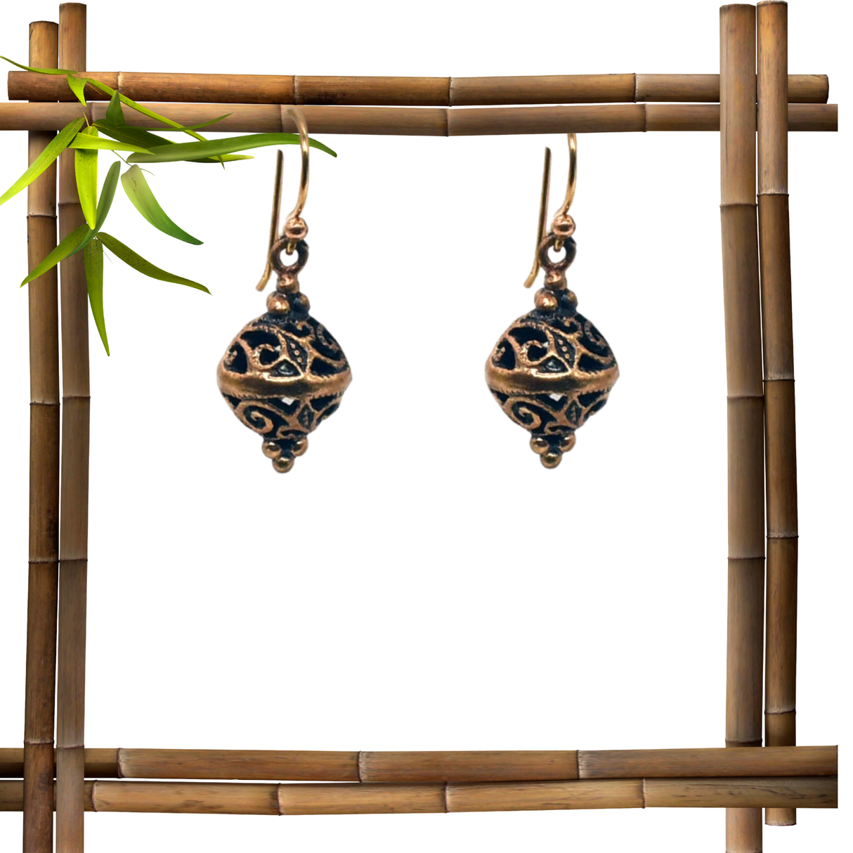 Mittelalterliche Bronze Ohrringe mit verschlungenem Durchbruchs-Muster – Filigraner Ohrschmuck im historischen Stil