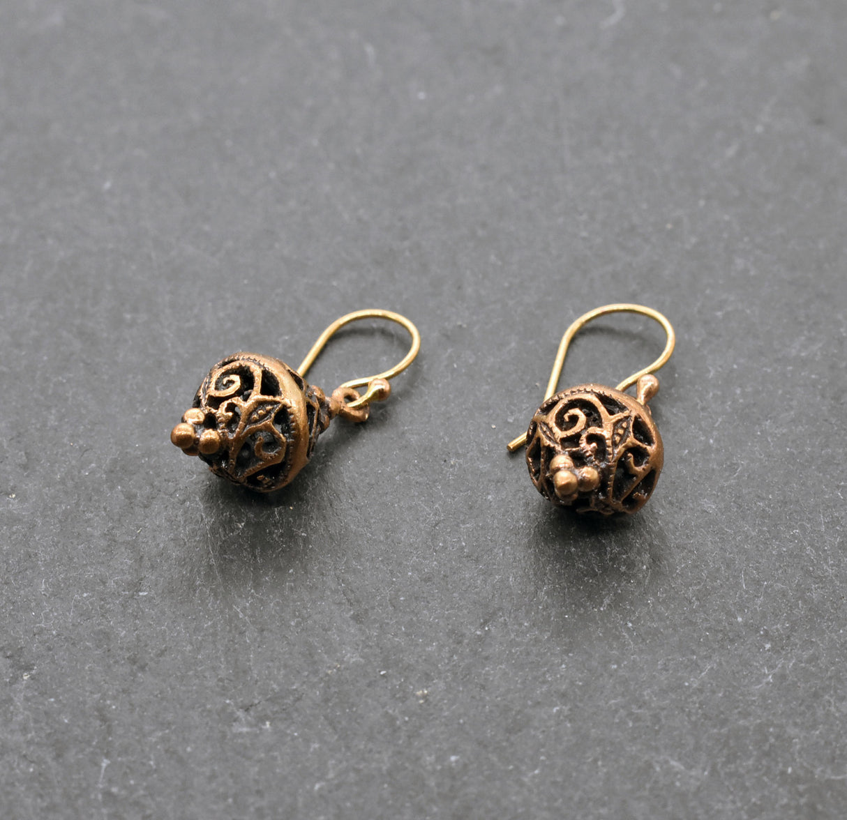 Mittelalterliche Bronze Ohrringe mit verschlungenem Durchbruchs-Muster – Filigraner Ohrschmuck im historischen Stil