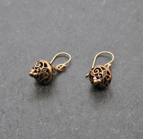 Mittelalterliche Bronze Ohrringe mit verschlungenem Durchbruchs-Muster – Filigraner Ohrschmuck im historischen Stil