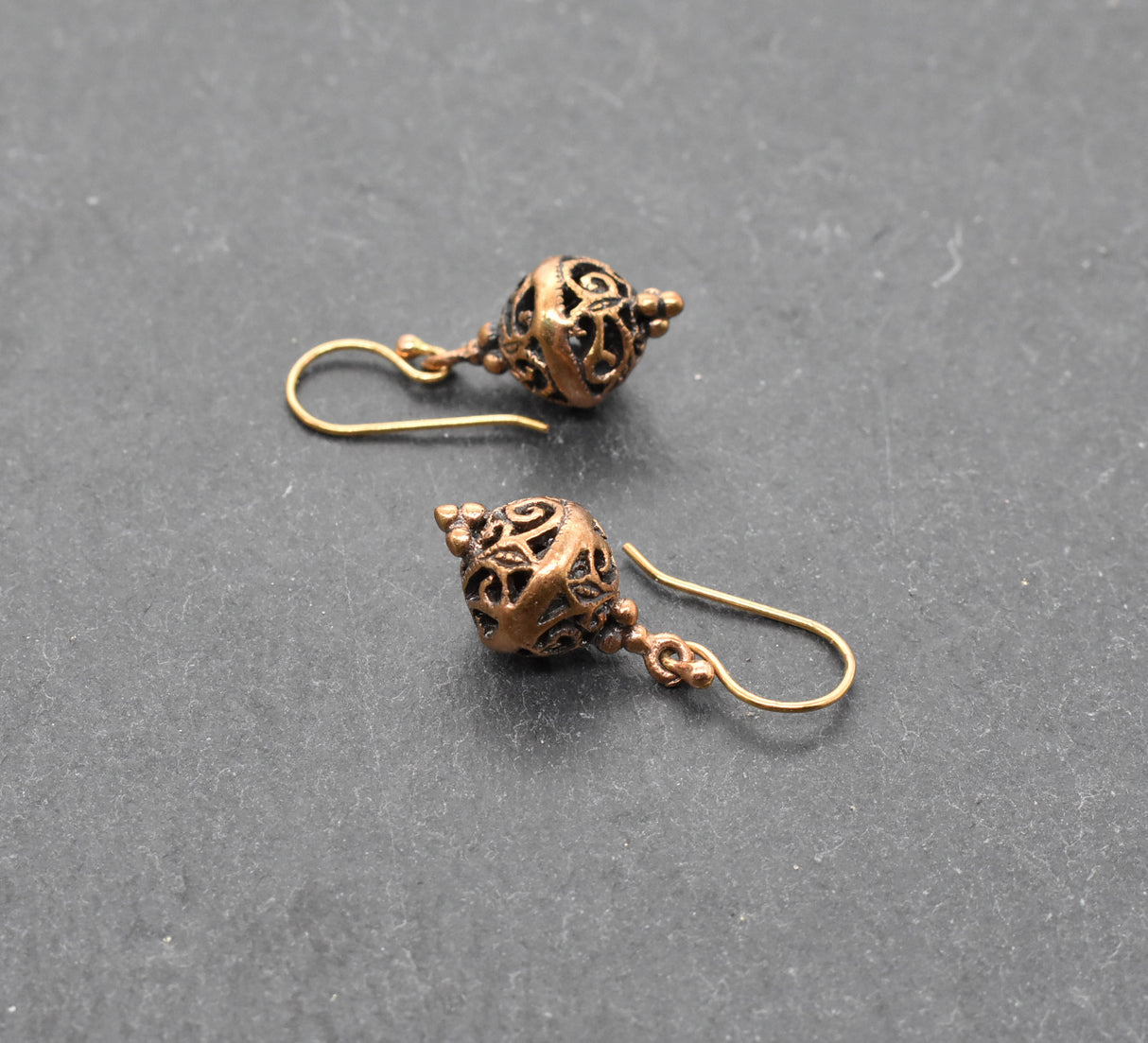 Mittelalterliche Bronze Ohrringe mit verschlungenem Durchbruchs-Muster – Filigraner Ohrschmuck im historischen Stil