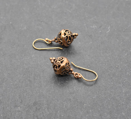 Mittelalterliche Bronze Ohrringe mit verschlungenem Durchbruchs-Muster – Filigraner Ohrschmuck im historischen Stil