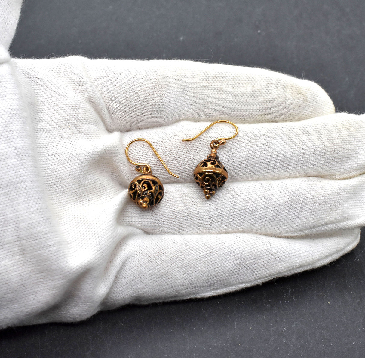 Mittelalterliche Bronze Ohrringe mit verschlungenem Durchbruchs-Muster – Filigraner Ohrschmuck im historischen Stil