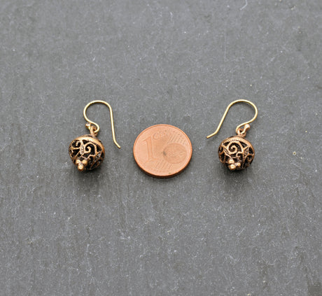 Mittelalterliche Bronze Ohrringe mit verschlungenem Durchbruchs-Muster – Filigraner Ohrschmuck im historischen Stil