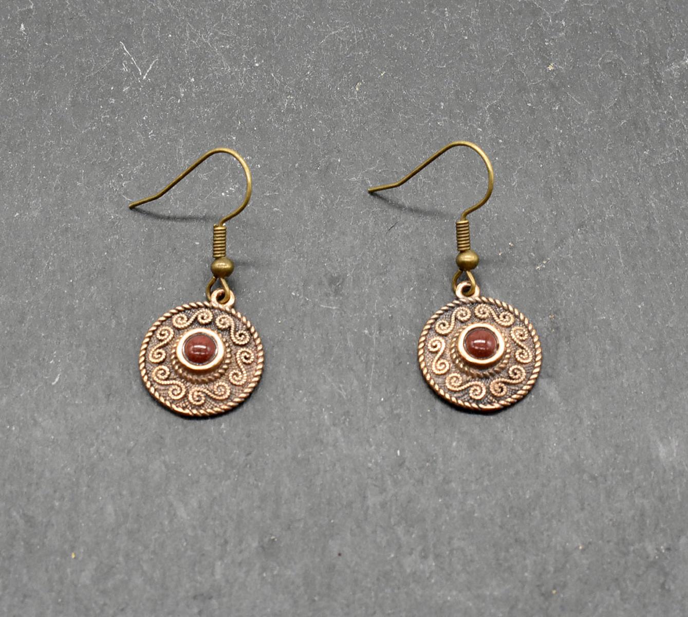 Zeitloser keltischer Ohrschmuck mit Edelstein aus Bronze