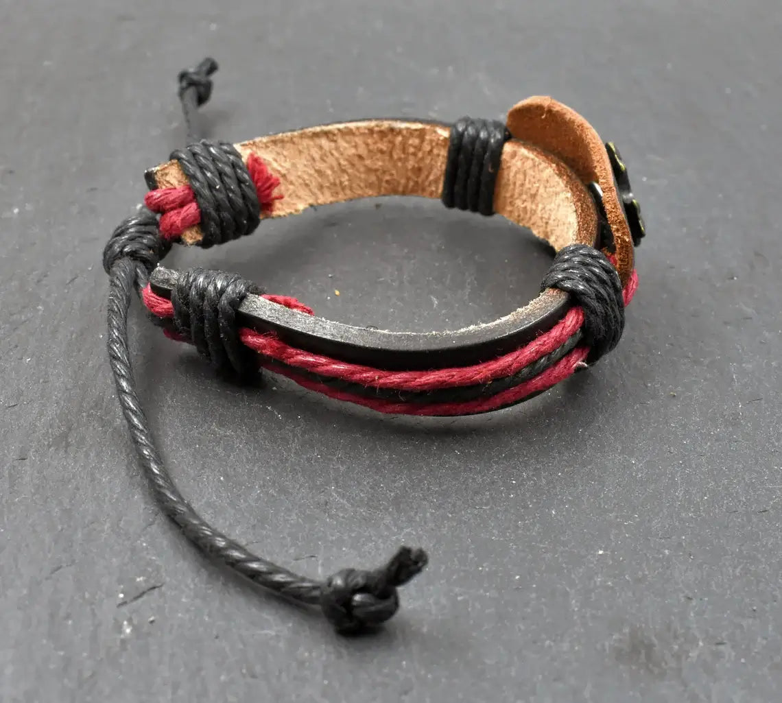 Mittelalterliches Lederarmband mit Templerkreuz seitlich
