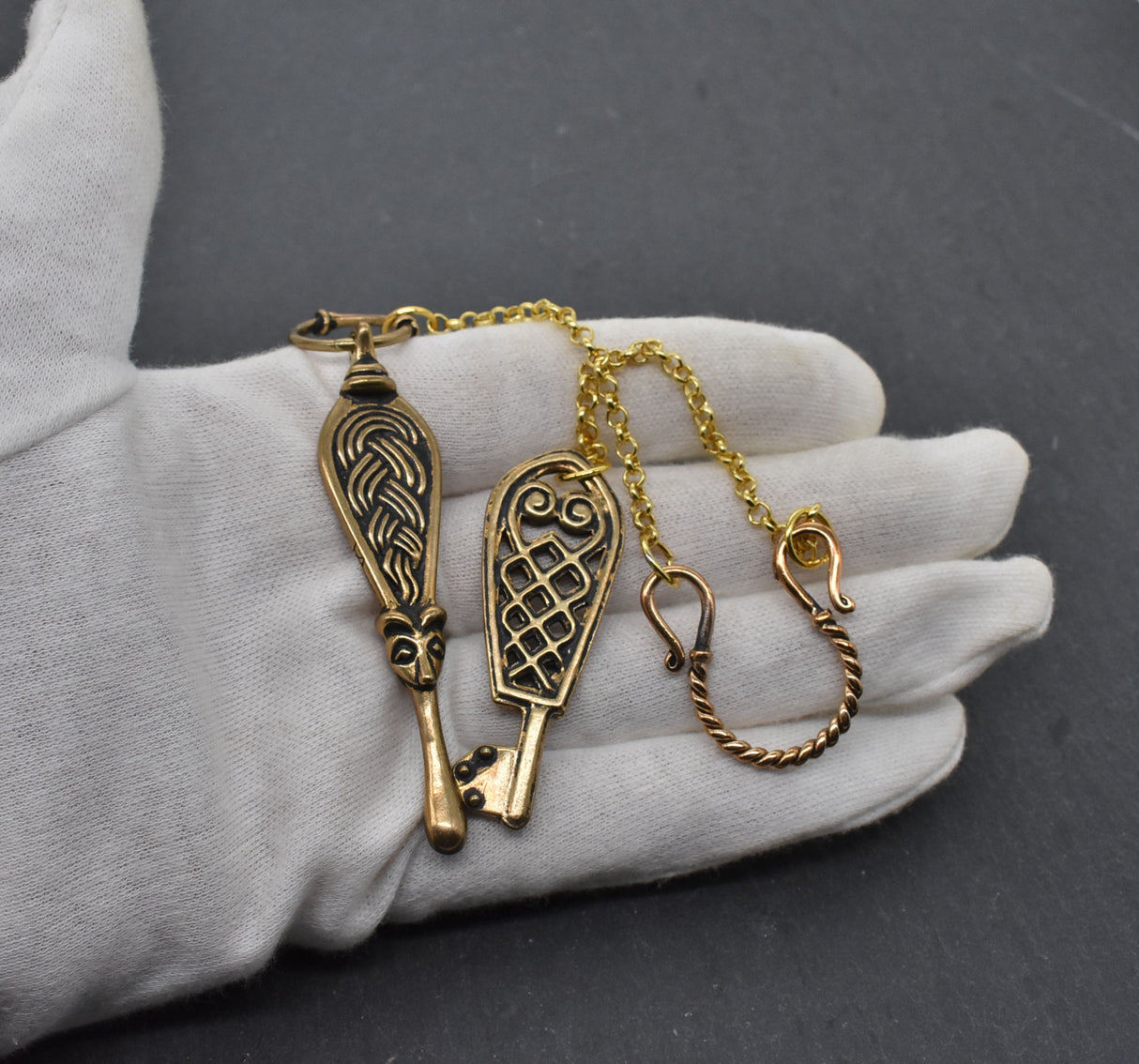 Wikinger Schlüssel & Ohrlöffel aus Bronze – Nordische Fibelkette / Wikinger Hygiene-Set – BELANAS SCHATZKISTE