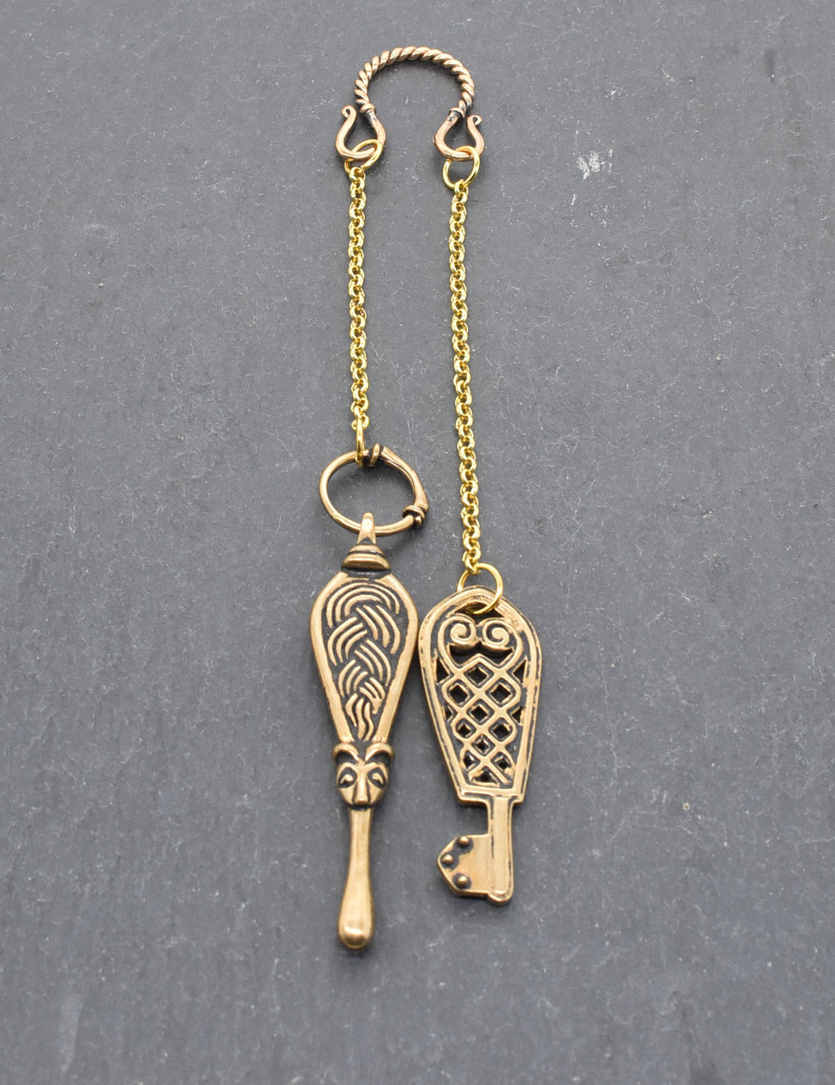 Wikinger Schlüssel & Ohrlöffel aus Bronze – Nordische Fibelkette / Wikinger Hygiene-Set – BELANAS SCHATZKISTE