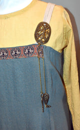 Tragebild am Wikingerkleid des Hygiene-Set für die Wikingerin mit Ohrlöffel und Schlüssel aus Bronze | Authentische Fibelkette für mittelalterliche Gewandung