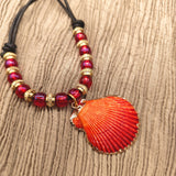 Muschelkette mit echter Jakobsmuschel und roten Glasperlen