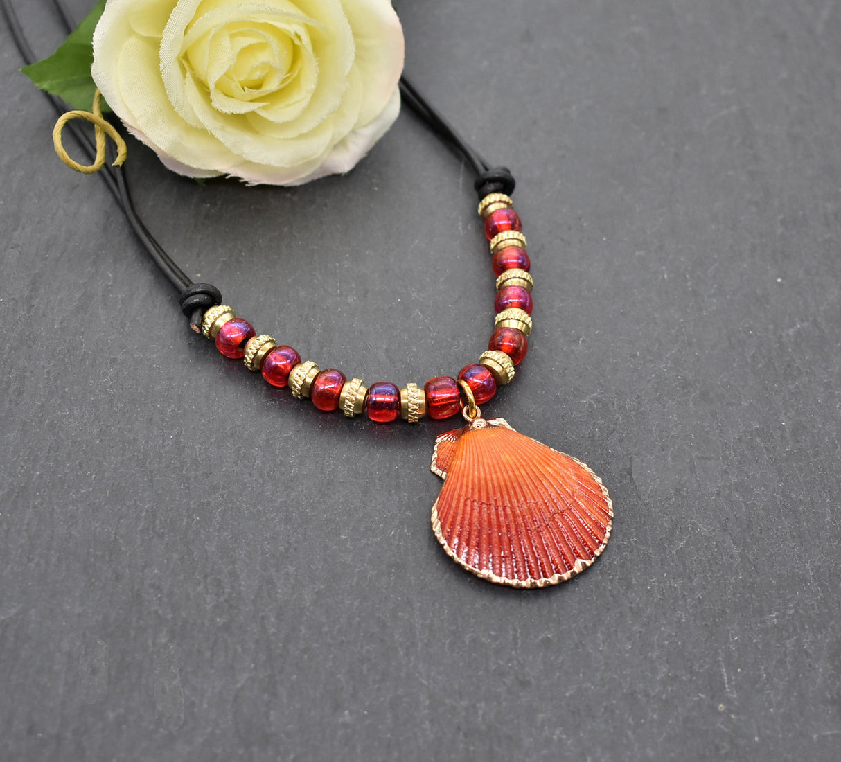 Sommerliche Boho Kette mit Jakobsmuschel – Strand Schmuck mit Lederband